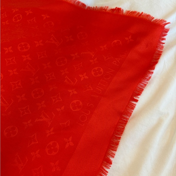Gorgeous Authentic Louis Vuitton Monogram Shine Shawl - Picture 5 of 11